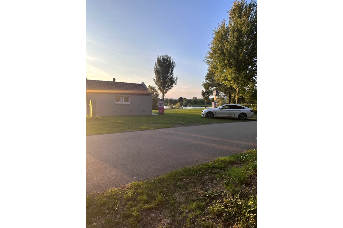 Wohnmobilstellplatz: Willkommen am Campingplatz am Seeufer! Erleben Sie bei uns unvergessliche Sonnenuntergänge, während Sie direkt am Wasser campen. Genießen Sie die malerische Kulisse, die Ruhe der Natur und die Möglichkeit, sich am See zu entspannen. Ihr perfektes Campingabenteuer wartet auf Sie! - Infinity-Campingplatz-Feldkirchenanderdonau