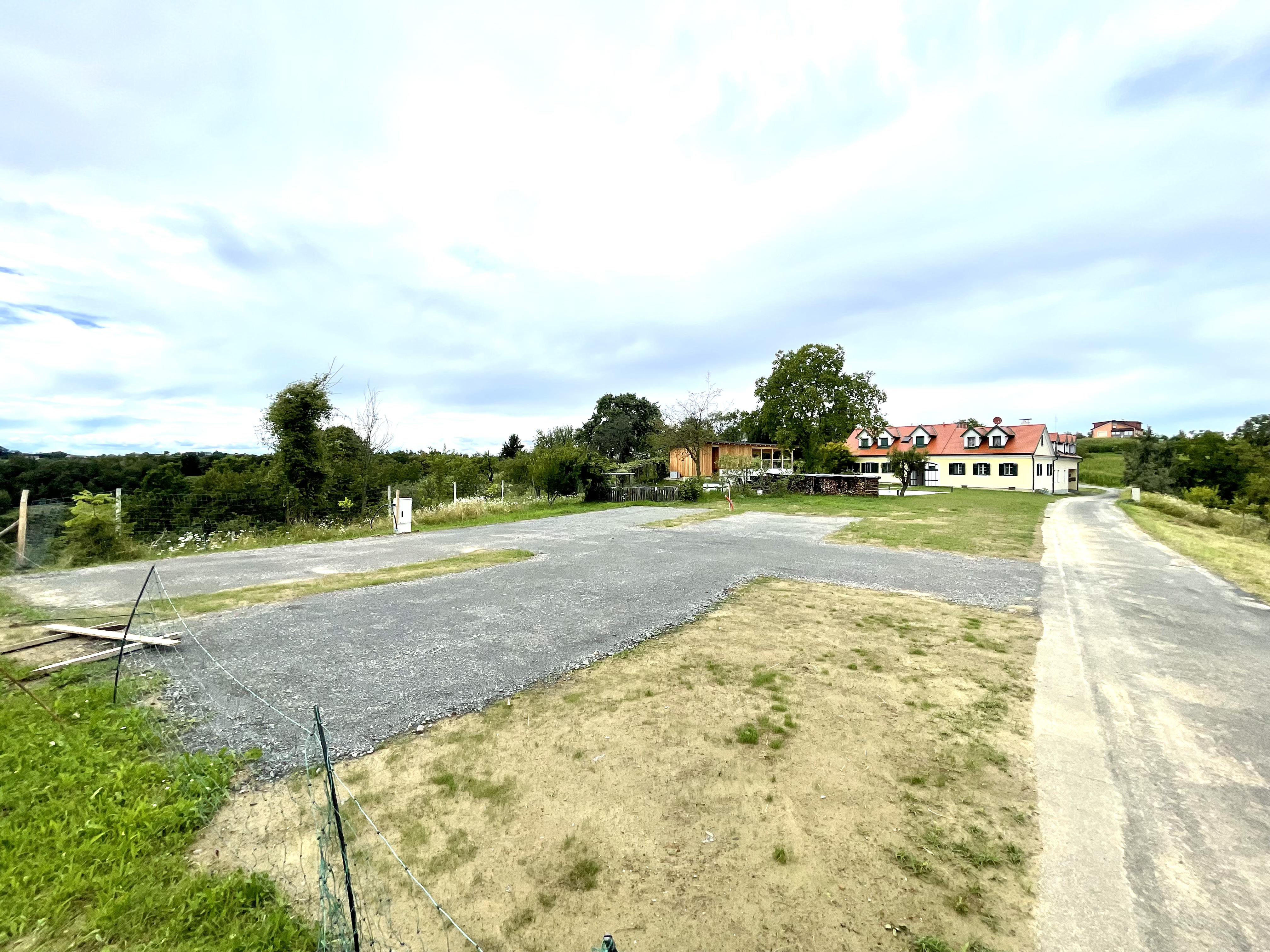 Reisemobilstellplatz - PLZ 8355 (Österreich) - 4 befestigte Stellplätze mit viel Platz und Aussicht. Hier
unmittelbar nach Bau, daher noch ohne Wiese. 4 Stromanschlüsse sind vorhanden - Landhaus dasThomas - Camping & Pool