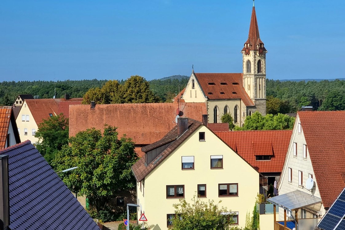 Wohnmobilstellplatz: Blick auf Schönberg mit St. Jakobus Kirche - Landhof Läufer 