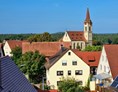 Wohnmobilstellplatz: Blick auf Schönberg mit St. Jakobus Kirche - Landhof Läufer 