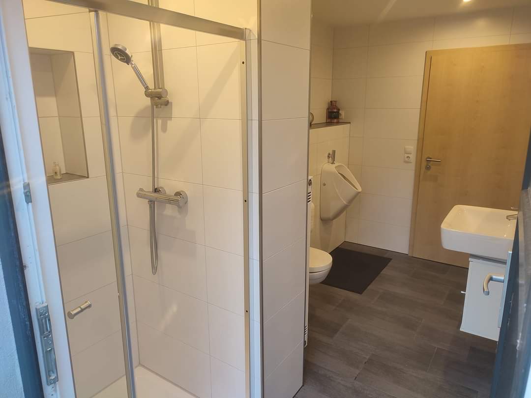 Wohnmobilstellplatz: Nagelneues Badezimmer steht auf Wunsch zur Verfügung.  - Naturstellplatz "Kleine Weide unter Bäumen." - Sanitär