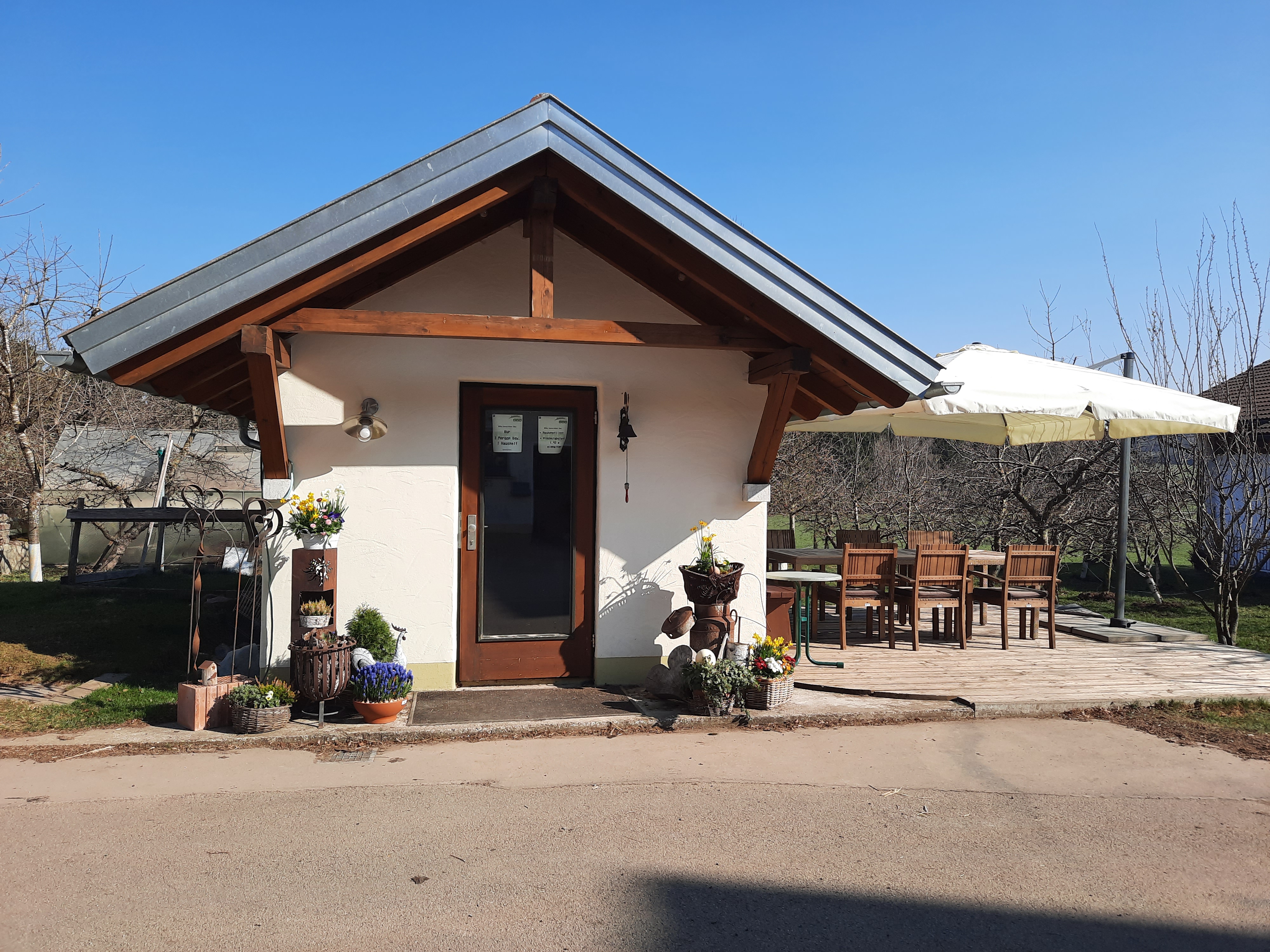 Wohnmobilstellplatz: Pedi's Likörlädle mit Gästeterrasse - Camping-Stellplatz auf dem Mockenhof