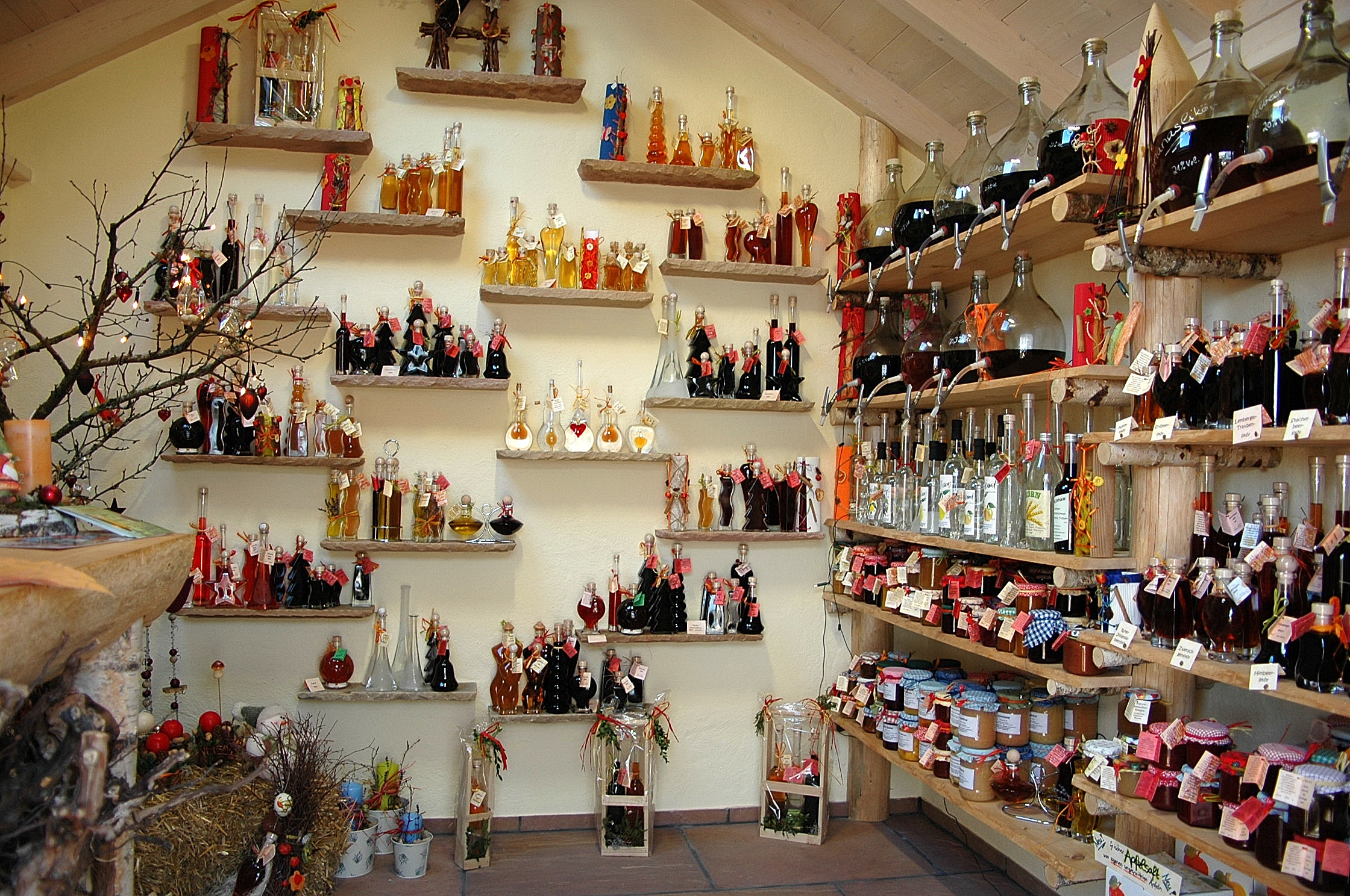 Wohnmobilstellplatz: Pedi's Likörlädle von innen - Camping-Stellplatz auf dem Mockenhof