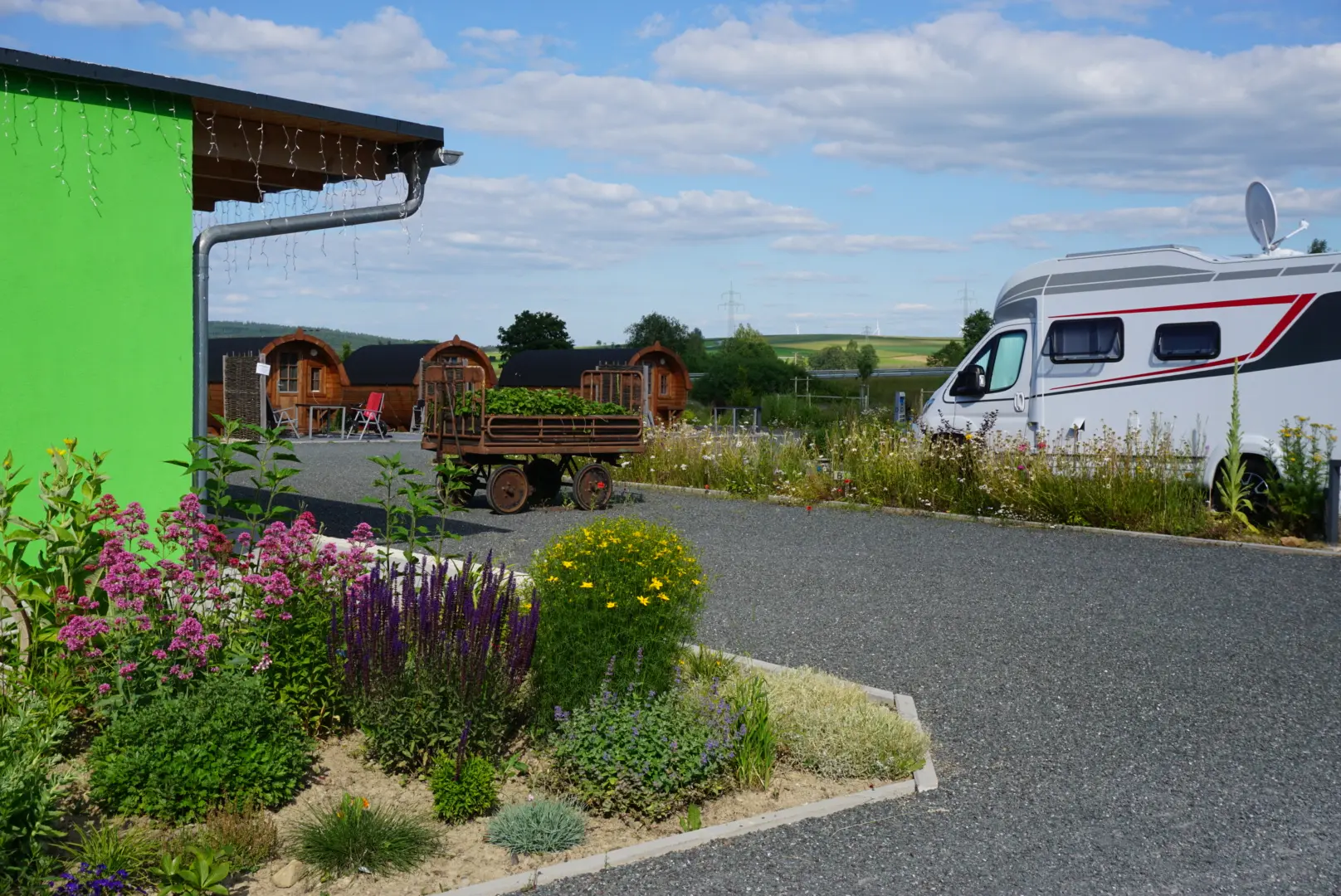 RV park - Mehlmeisel - Blick Einfahrtsbereich auf Fässer - Fichtelpark - Wohnmobil- und Wohnwagenstellplatz
