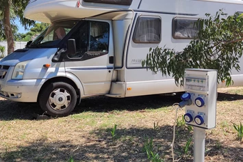 Wohnmobilstellplatz: Column with electricity on the pitch Birdwatching Zoe Vieste Gargano. - PARKING ZOE