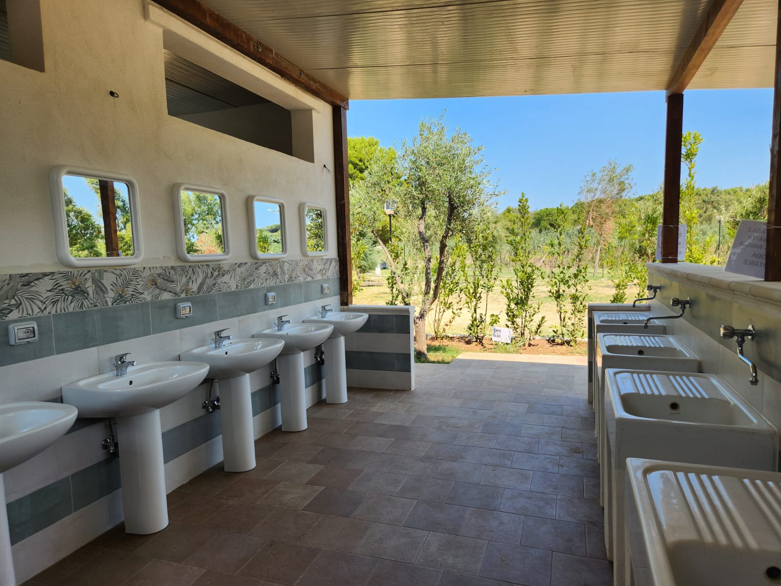 Place de parking pour camping-car - Umgebungsschwerpunkt: Meer - Italie - Washing, crockery and clothing washbasins Birdwatching Zoe Vieste Gargano - PARKING ZOE