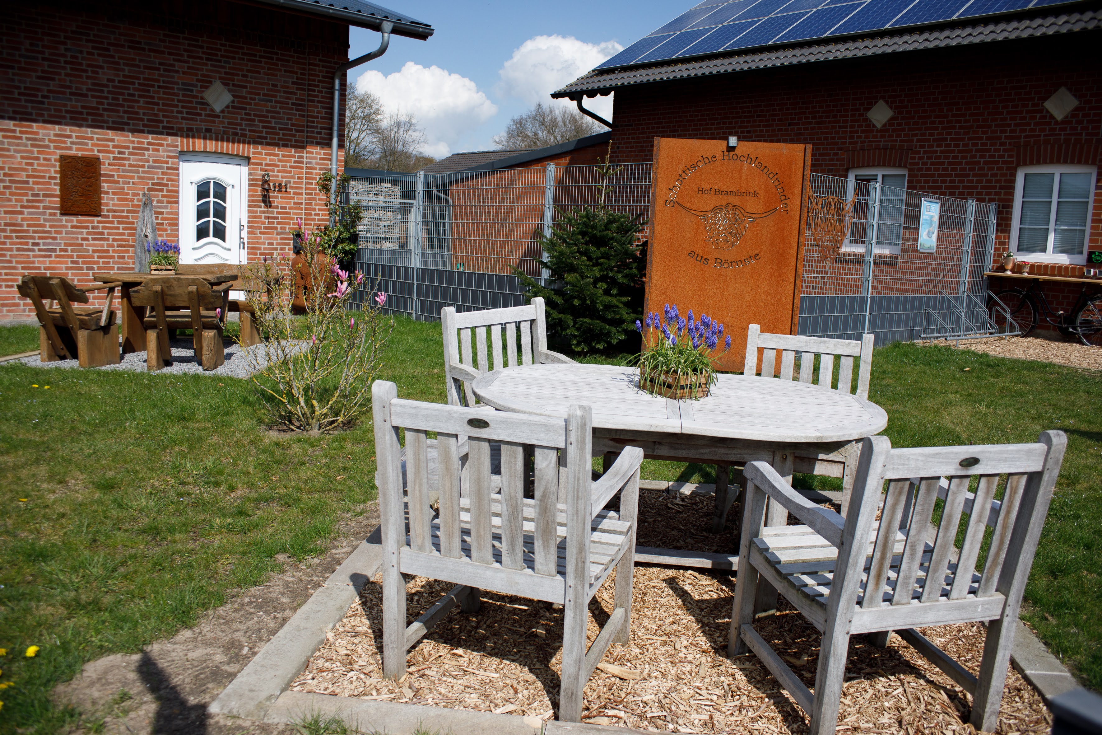 Reisemobilstellplatz - Wohnwagen erlaubt - Münster (Münster, Stadt) - Unsere Sitzgruppen vor unseren kleinen SB Hofladen für unsere Gäste. 
 - Hof-Brambrink Stellplatz bei den Hochlandrindern