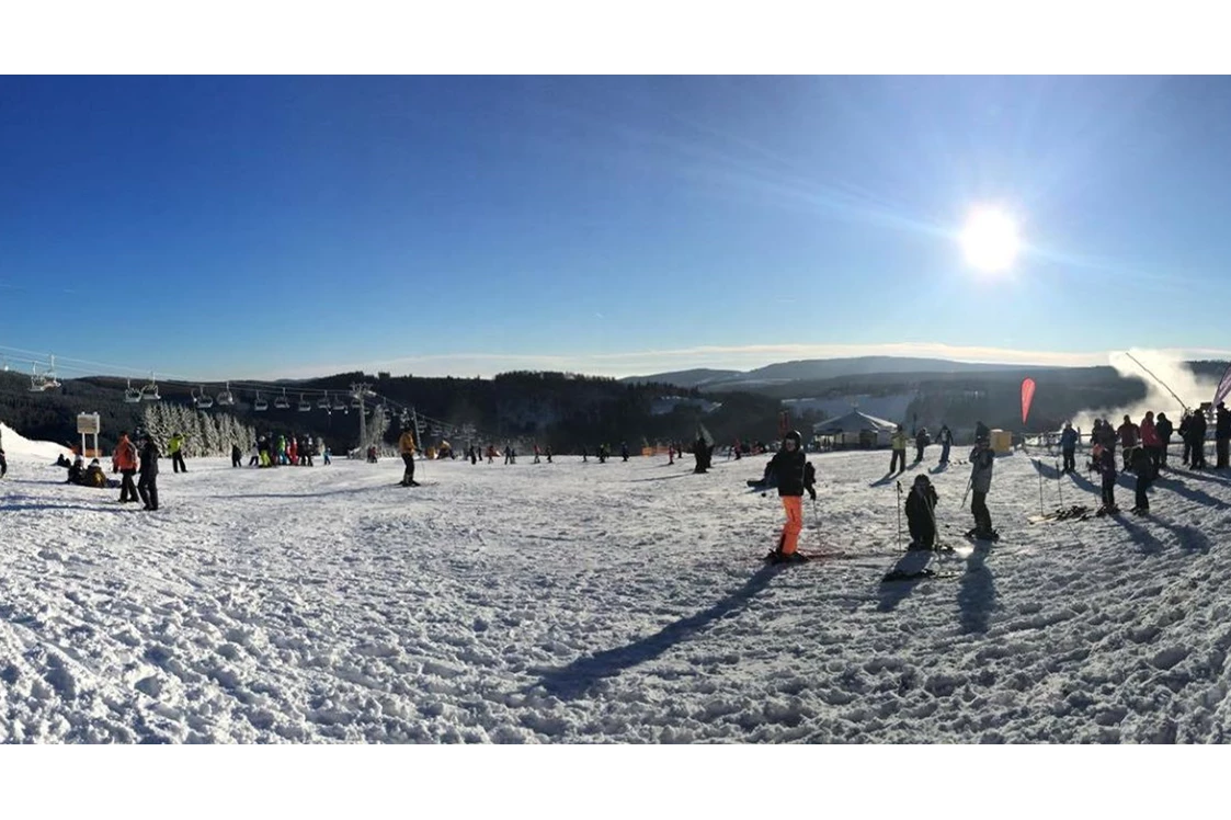 Wohnmobilstellplatz: Panorama Skigebiet Postwiese direkt vor der Haustür - Wohnmobilpark Winterberg