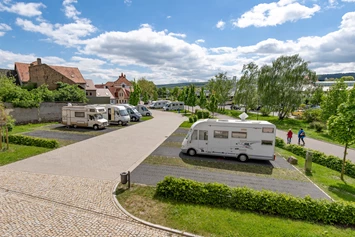 Wohnmobilstellplatz: Zentral gelegener Wohnmobilstellplatz mit befestigtem Untergrund. Der perfekte Ausgangspunkt für Ausflüge in die Region. - Wohnmobil-Stellplatz „An der Kyffhäuser-Therme“