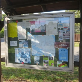 Wohnmobilstellplatz: Die Info-Tafel mit Flyer (Pfeil) für Wohnmobil-Gäste - Wohnmobilstellplatz am Freibad in Bockenem