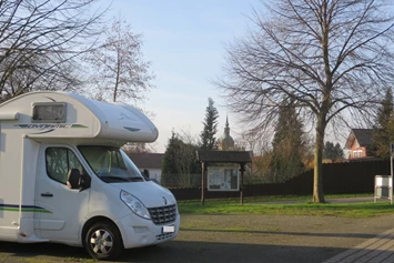 Wohnmobilstellplatz: Der SP mit Info-Tafel - Wohnmobilstellplatz am Freibad in Bockenem