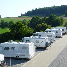 Wohnmobilstellplatz: 24 Wohnmobilstellplätze vor dem Platz
auf wettersicheren Rasengittersteinen. - Panorama & Wellness-Campingplatz Großbüchlberg