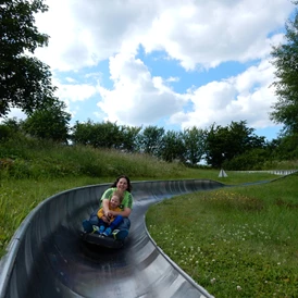 Wohnmobilstellplatz: Sommerrodelbahn
13 Riesenkurven - 760 m bergab - 350 m bergauf
(ohne absteigen zu müssen) - Panorama & Wellness-Campingplatz Großbüchlberg