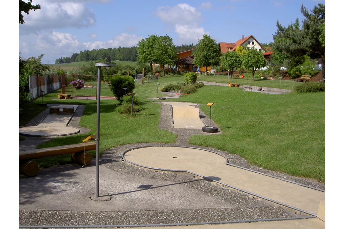 Wohnmobilstellplatz: Minigolf-Sportanlage (18 Bahnen - davon eine 25 m-Weitschlagbahn) - Panorama & Wellness-Campingplatz Großbüchlberg