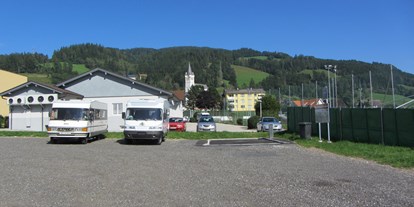 Motorhome parking space - Raning (Bad St. Leonhard im Lavanttal) - Stellplatz am Sportplatz
