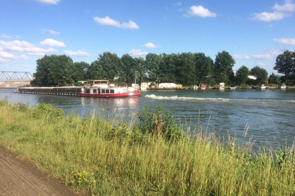 Wohnmobilstellplatz: Blick vom Fahrradweg - Reisemobilhafen Möwennest