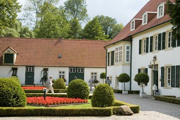 Wohnmobilstellplatz: Haus des Gastes (ehemaliges Rittergut von 1558) mit historischem Kurpark - Stellplatz am Bahnhof Bad Holzhausen
