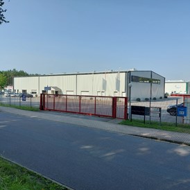 Wohnmobilstellplatz: Gewerbepark Zufahrt für eingezäunstes und überwachtes Gelaende  - Grossgaragen Dohlsche Tannen 