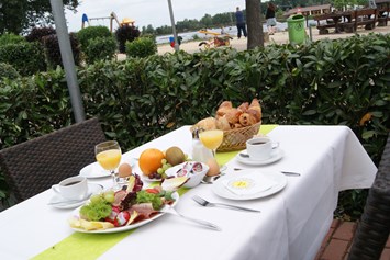 Wohnmobilstellplatz: Frühstück im Restaurant Piazza - Reisemobilhafen am Alfsee Center