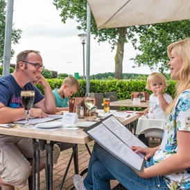 Wohnmobilstellplatz: Kulinarisch genießen im Restaurant Piazza - Reisemobilhafen am Alfsee Center