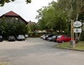 Wohnmobilstellplatz: Einfahrt zu unserem Parkplatz - Gasthaus Wirt in Strass