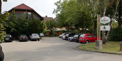 Reisemobilstellplatz - PLZ 4070 (Österreich) - Einfahrt zu unserem Parkplatz - Gasthaus Wirt in Strass