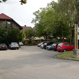 Wohnmobilstellplatz: Einfahrt zu unserem Parkplatz - Gasthaus Wirt in Strass