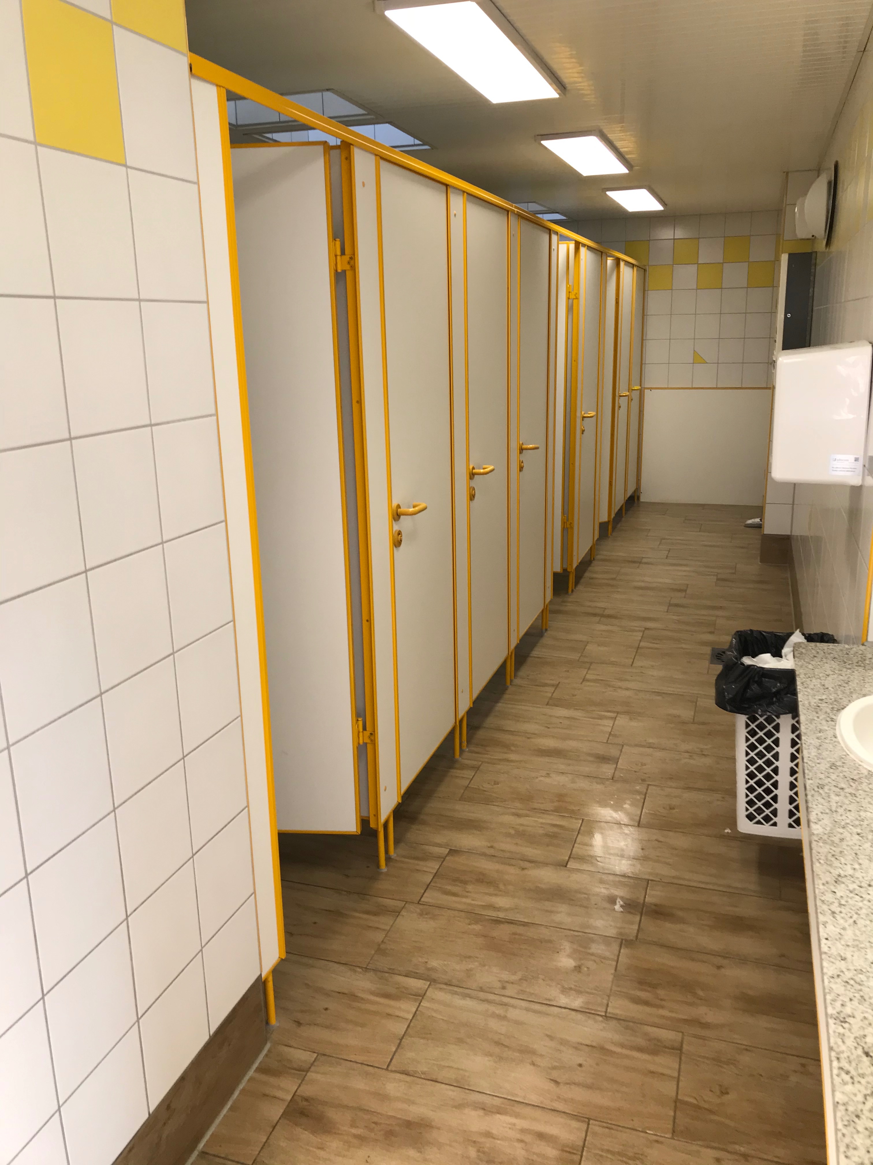 Wohnmobilstellplatz: Innenansicht Toilettencontainer - Wohnmobilstellplatz Leisnig - Sachsen - Sanitary