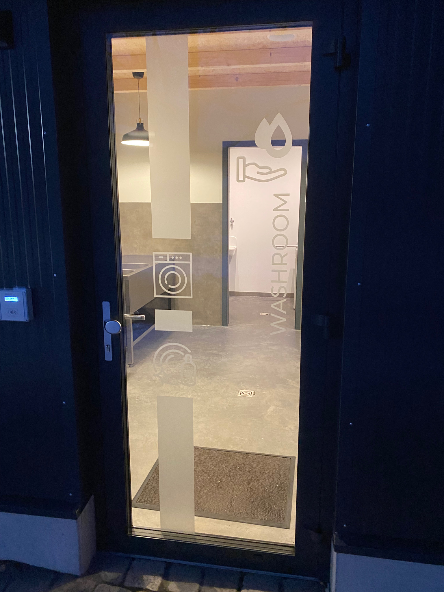 Wohnmobilstellplatz: Aufwaschraum und Waschmaschinen - WOMO Bahnhof Friedrichroda