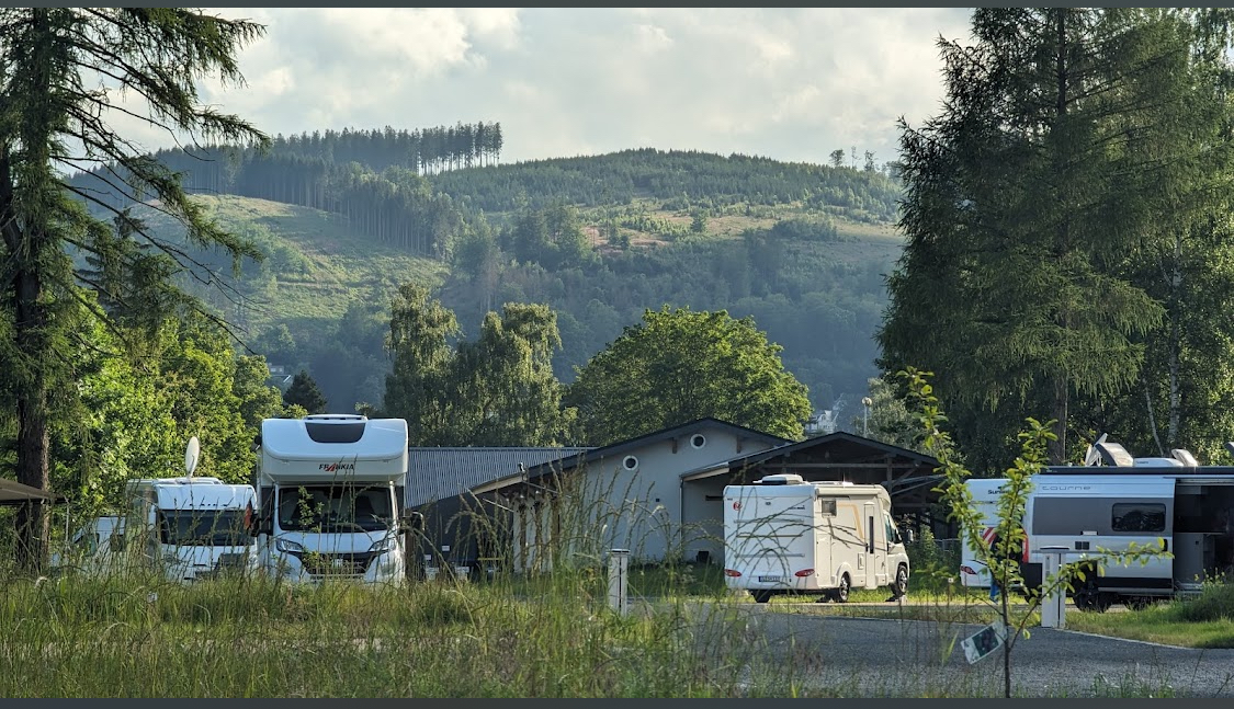 Area sosta per camper - Art des Stellplatz: eigenständiger Stellplatz - Turingia - Stellplatz mit Aussicht  - WOMO Bahnhof Friedrichroda