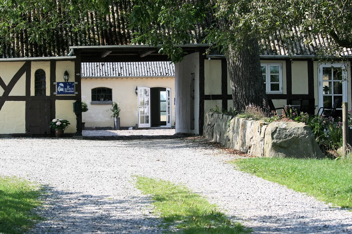 Wohnmobilstellplatz: Eingang zum bauernhof - Roedkaergaard Bed & Breakfast 