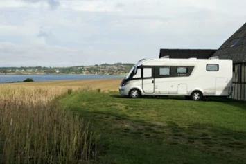 Wohnmobilstellplatz: Der Stellplatz mit Blick am Fjord - Roedkaergaard Bed & Breakfast 