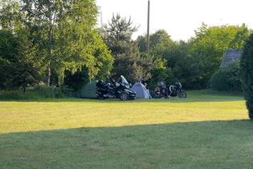 Wohnmobilstellplatz: Bike & Zelt geht auch. Strom, Wasser und Abwasser. 
WC und Wellnessduschen inkl. - Campingplatz Heide-Eck