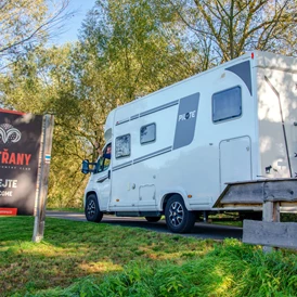 Wohnmobilstellplatz: Vjezd do areálu - Kestřany Golf & Country Club