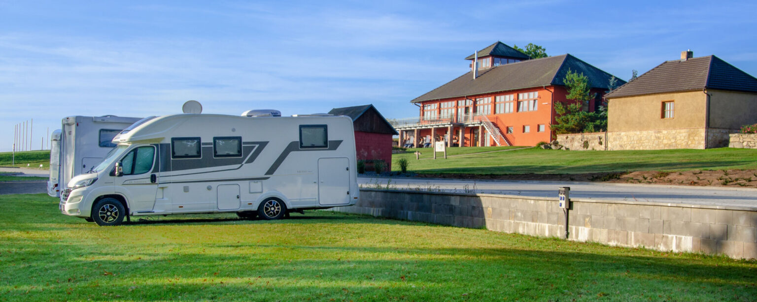 Wohnmobilstellplatz: KARAVANOVÉ STÁNÍ
V KESTŘANY GOLF & COUNTRY CLUBU - Kestřany Golf & Country Club