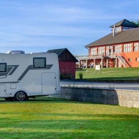 Wohnmobilstellplatz: KARAVANOVÉ STÁNÍ
V KESTŘANY GOLF & COUNTRY CLUBU - Kestřany Golf & Country Club