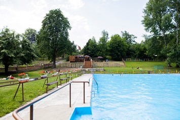 Wohnmobilstellplatz: Stellplatz bei Waldcamp mit Bistro und Schwimmbad