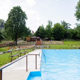 Wohnmobilstellplatz: Stellplatz bei Waldcamp mit Bistro und Schwimmbad