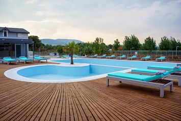 Wohnmobilstellplatz: swimming pool - Ioannina Camping Glamping