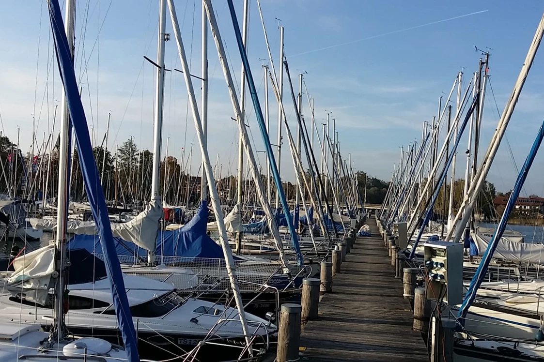 Wohnmobilstellplatz: Segelhafen Seebruck - am Chiemsee mit Alzblick