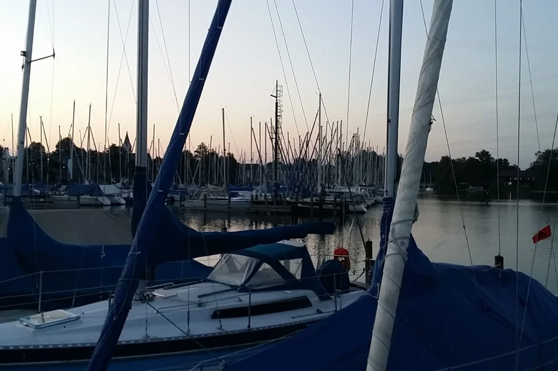 Wohnmobilstellplatz: ein paar eindrücke vom
Segelhafen - am Chiemsee mit Alzblick