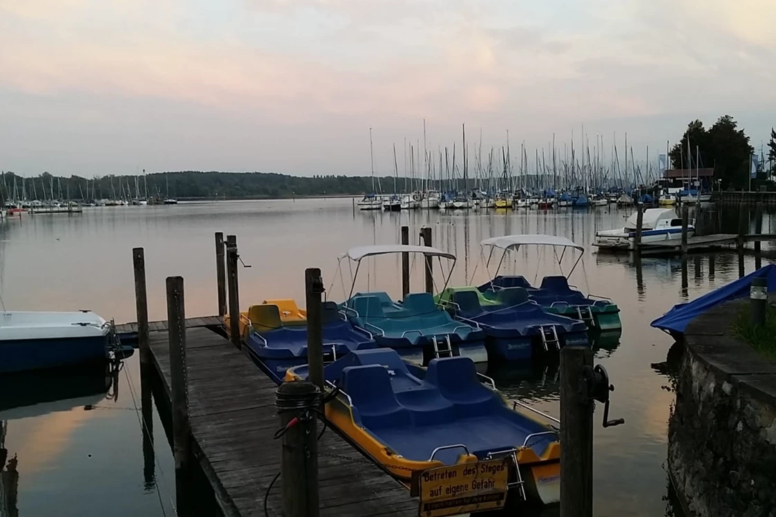 Wohnmobilstellplatz: Gästesteg. Das eigene Boot
kann mitgebracht werden. - am Chiemsee mit Alzblick