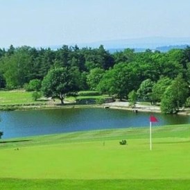 Wohnmobilstellplatz: Der Golfplatz  ist in eine herrliche Landschaft eingebettet - Golf Resort Franzensbad