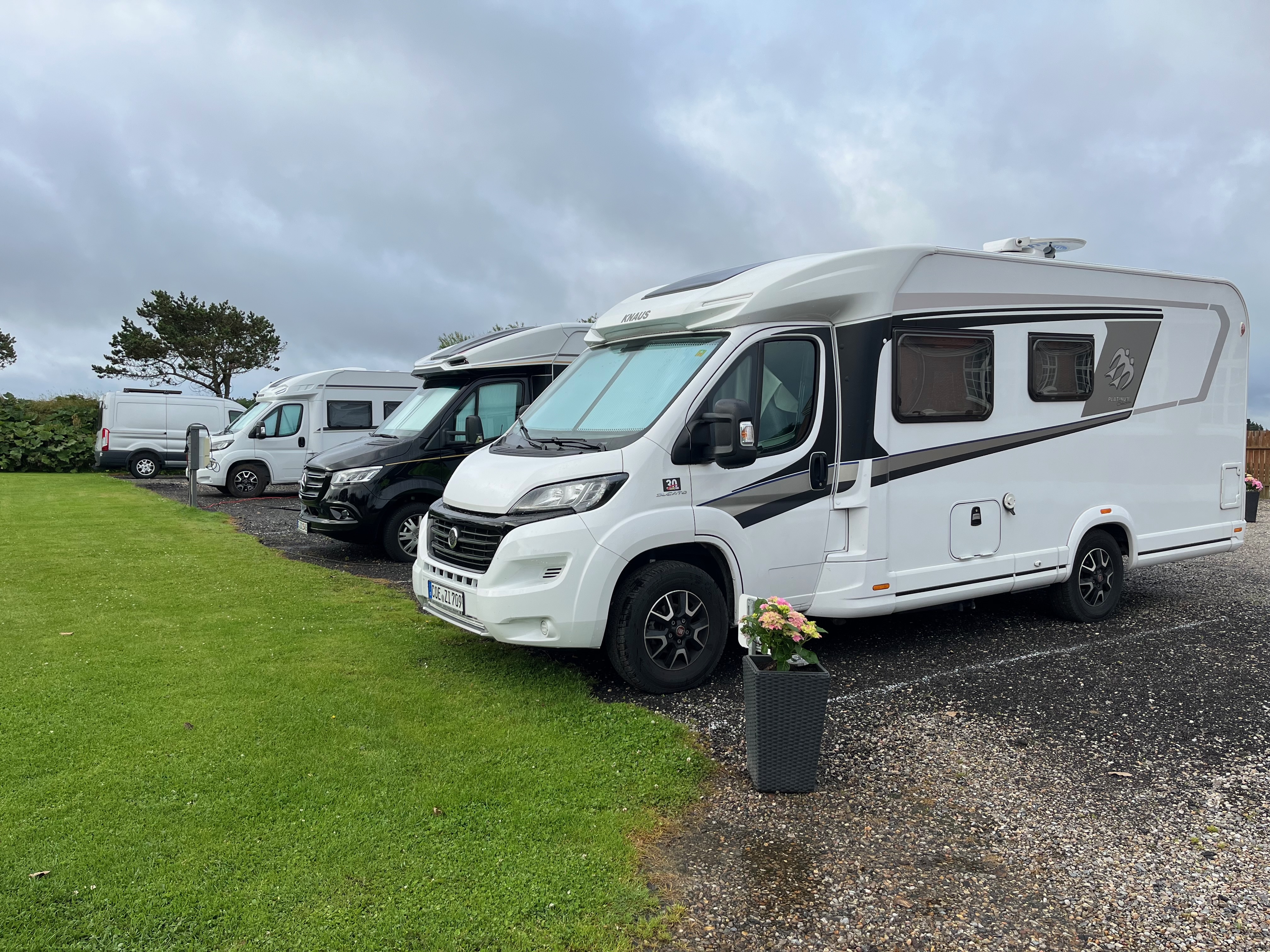 Reisemobilstellplatz - Art des Stellplatz: vor Campingplatz - Toppen af Danmark - Unser Wohnmobilstellplatz hat festen Untergrund, und Sie haben kostenlosen Zugang zu unseren Serviceeinrichtungen. 
Abwasser, Toilette und Abfall sowie das Auffüllen von frischem Trinkwasser sind im Preis inbegriffen.
Wohnmobil abwasser entsorgen oder Grauwasser entsorgen ist inklusive, chemische toilette entsorgen ist inklusive.
Sie können den Zugang dazu auch ohne Übernachtung kaufen. 

Wohnmobilparken inkl. 2 Personen, pro Nacht  -  150 kr. (20€)
Elektrizität, pro Nacht  -  50 kr. (7 €)
Zusätzlich person 75 kr. pro Nacht 
Nutzung der Versorgungs- und Entsorgungsstationen für Wohnmobile ohne Übernachten - 50 kr.  (7€)
Preise während aller Öffnungszeiten außer Woche 28, 29 30 ind 31, da gibt es mehr Preis.  - Stellplatz Lökken