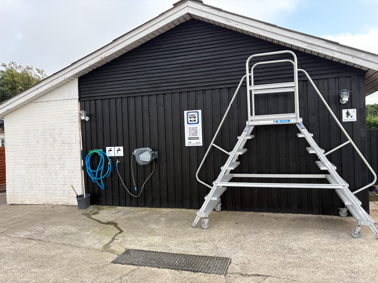 Reisemobilstellplatz - Art des Stellplatz: vor Campingplatz - Toppen af Danmark - Wohnmobil abwasser entsorgen oder Grauwasser entsorgen ist inklusive, chemische toilette entsorgen ist inklusive. - Stellplatz Lökken