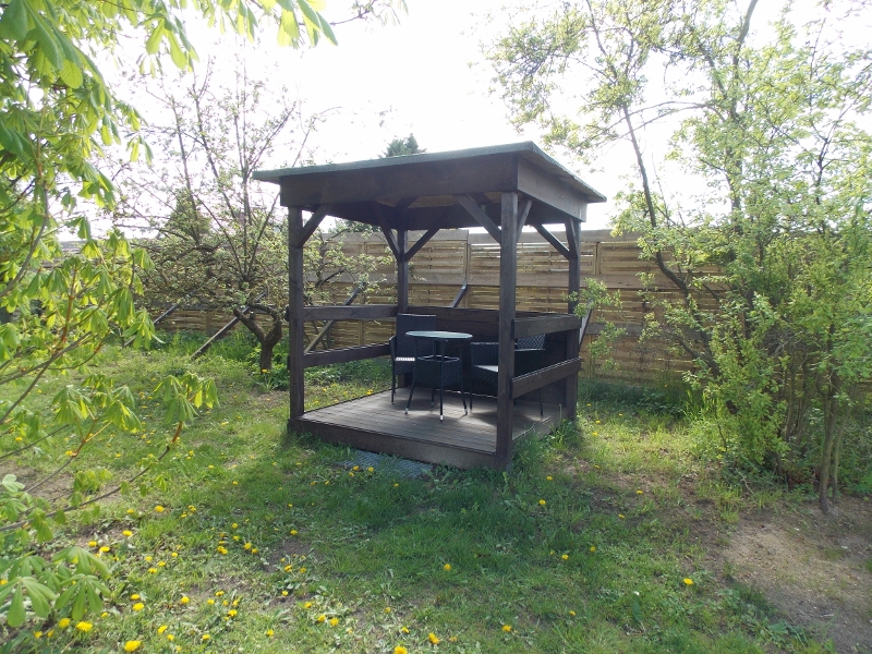 Wohnmobilstellplatz: Kleiner Pavillon zum Essen und Verweilen - Feriengehoeft Uckermark