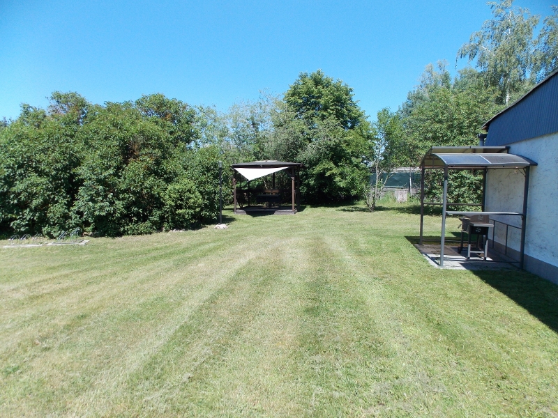 Wohnmobilstellplatz: Grillpavillon mit Holzkohlegrill und großer Pavillon zum Essen und Verweilen - Feriengehoeft Uckermark