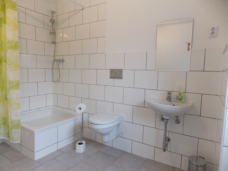 Wohnmobilstellplatz: Wasch- und Sanitärbereich mit Dusche, Waschbecken, WC - Feriengehoeft Uckermark