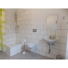 Wohnmobilstellplatz: Wasch- und Sanitärbereich mit Dusche, Waschbecken, WC - Feriengehoeft Uckermark