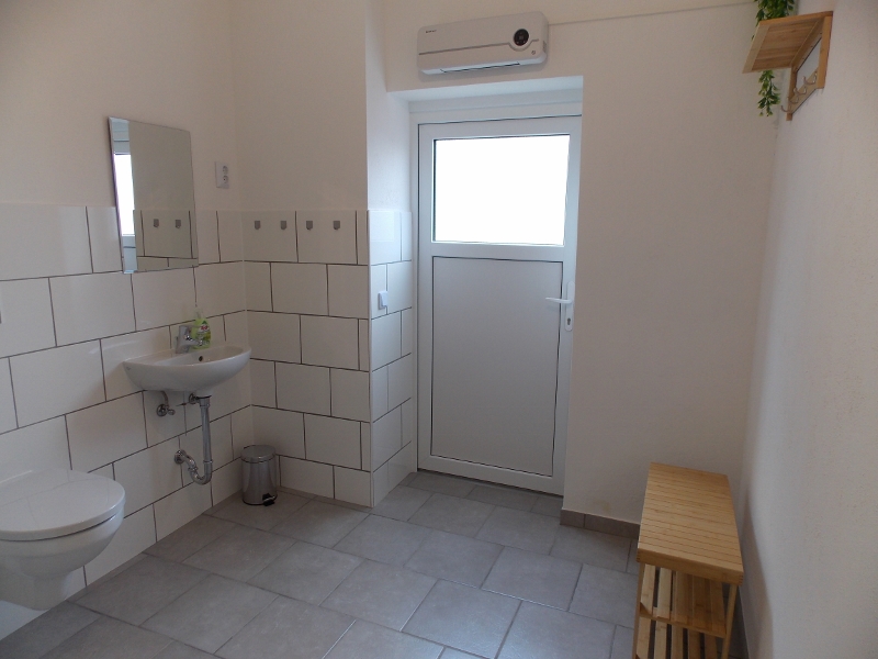 Wohnmobilstellplatz: Wasch- und Sanitärbereich mit Dusche, Waschbecken, WC - Feriengehoeft Uckermark